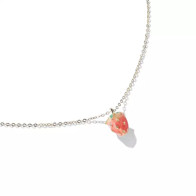 CHIC STRAWBERRY CHOKER