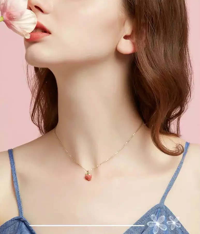 CHIC STRAWBERRY CHOKER