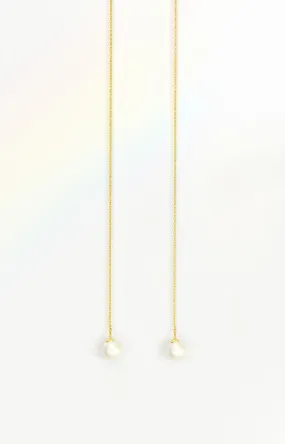 Long earrings in gold with pearl